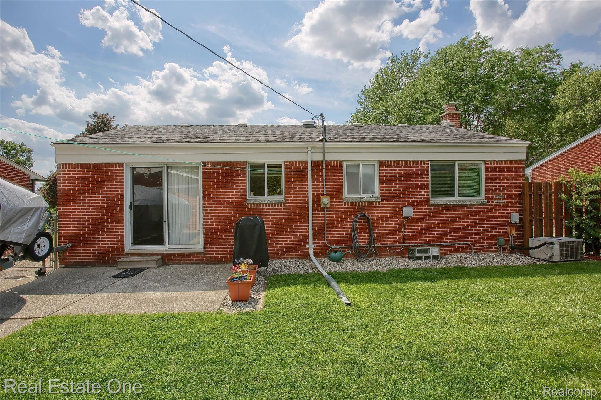 40784 Pickett Ridge Road Sterling Heights, MI 48313 - Photo 18 of 20 Back of house.jpg