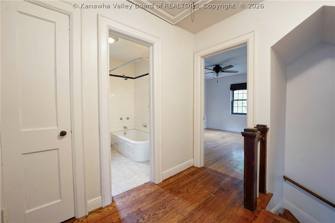 707 Laurel Road Charleston, WV 25314 - Photo 13 of 30 Upper floor landing area.