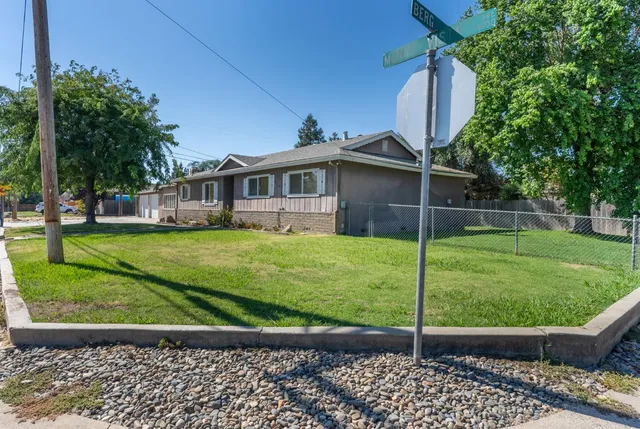 a view of a house with a yard