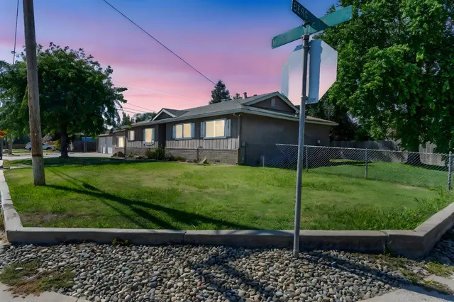 a view of a house with a yard