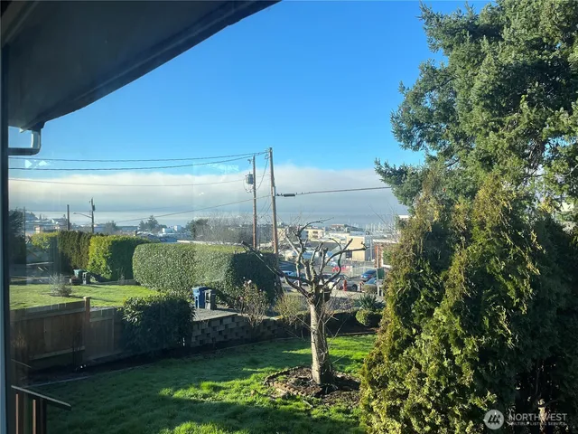 $2,900 | 22502 8th Avenue South, Des Moines, WA 98198