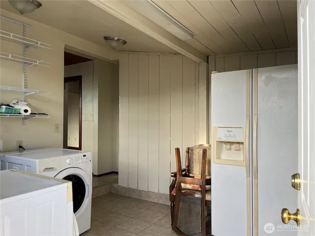 a view of a livingroom with washer and dryer