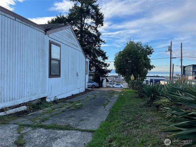 $2,900 | 22502 8th Avenue South, Des Moines, WA 98198
