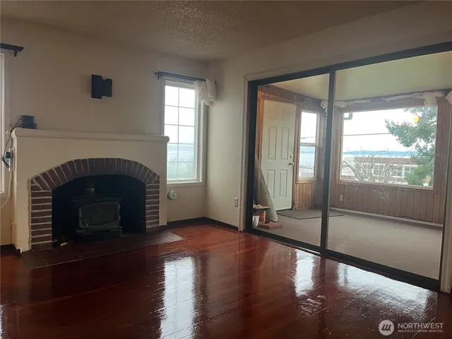 $2,900 | 22502 8th Avenue South, Des Moines, WA 98198