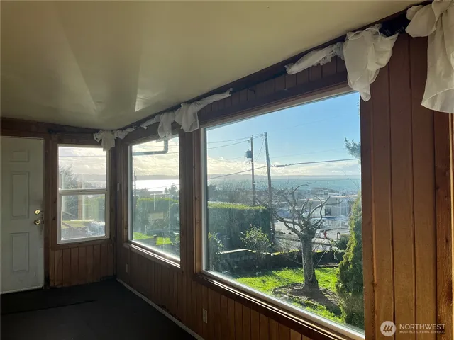 $2,900 | 22502 8th Avenue South, Des Moines, WA 98198