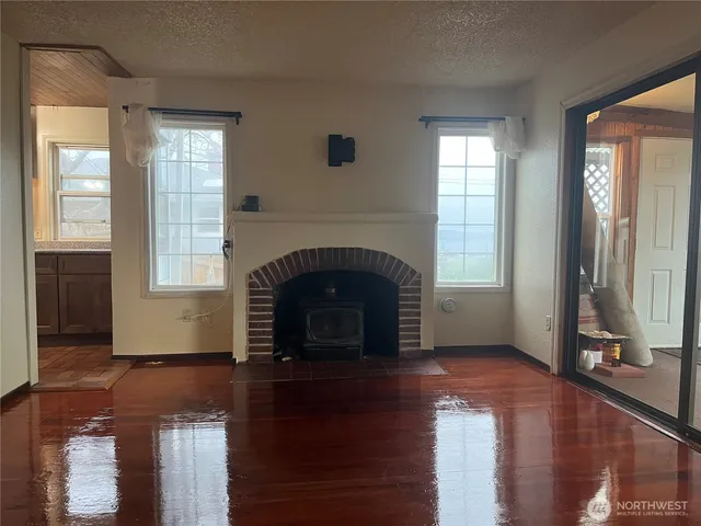 $2,900 | 22502 8th Avenue South, Des Moines, WA 98198