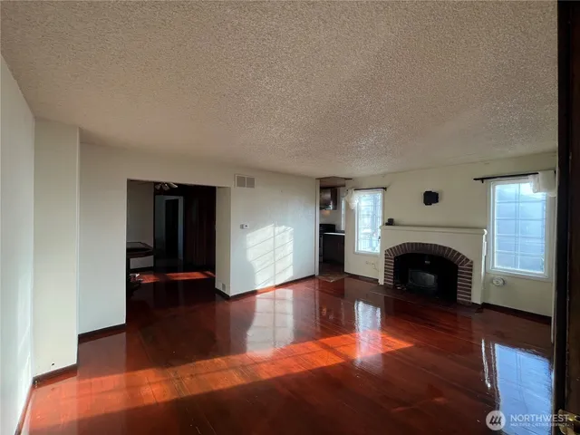 $2,900 | 22502 8th Avenue South, Des Moines, WA 98198