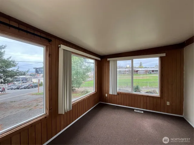 $2,900 | 22502 8th Avenue South, Des Moines, WA 98198