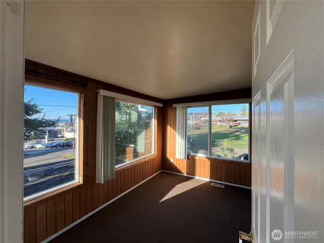 $2,900 | 22502 8th Avenue South, Des Moines, WA 98198