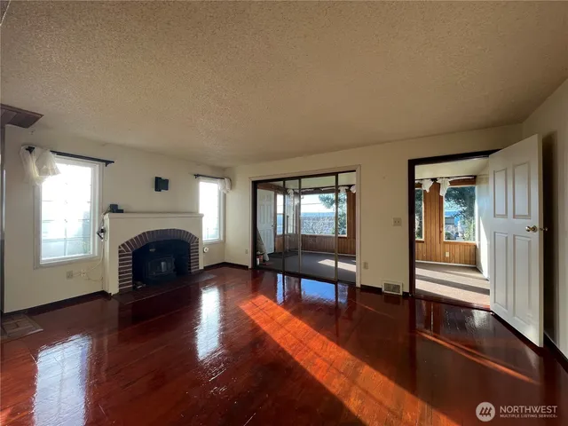 $2,900 | 22502 8th Avenue South, Des Moines, WA 98198