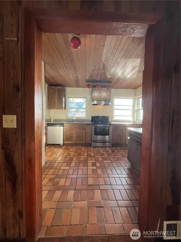 $2,900 | 22502 8th Avenue South, Des Moines, WA 98198