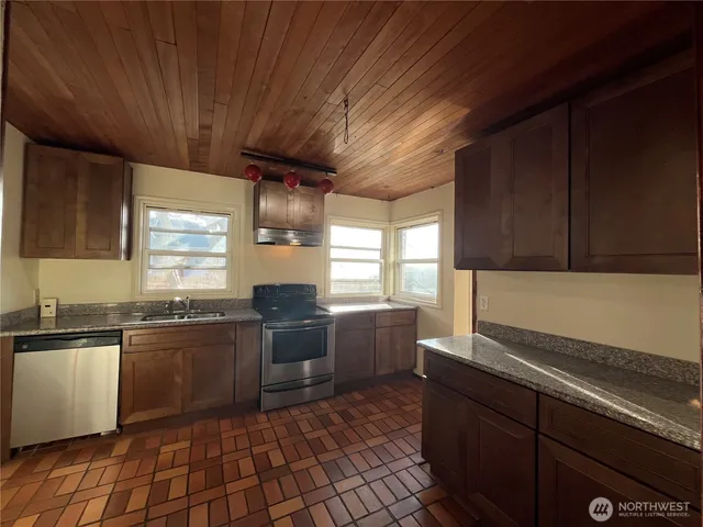 $2,900 | 22502 8th Avenue South, Des Moines, WA 98198