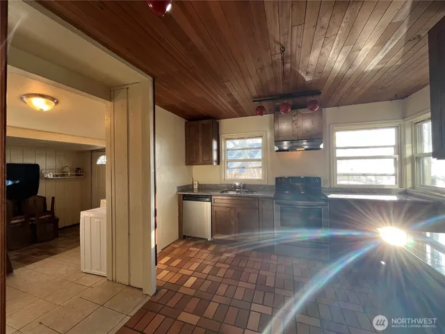 $2,900 | 22502 8th Avenue South, Des Moines, WA 98198