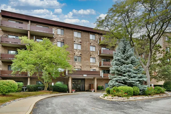 $259,900 | 700 Wellington Avenue, Unit 207, Elk Grove Village, IL 60007