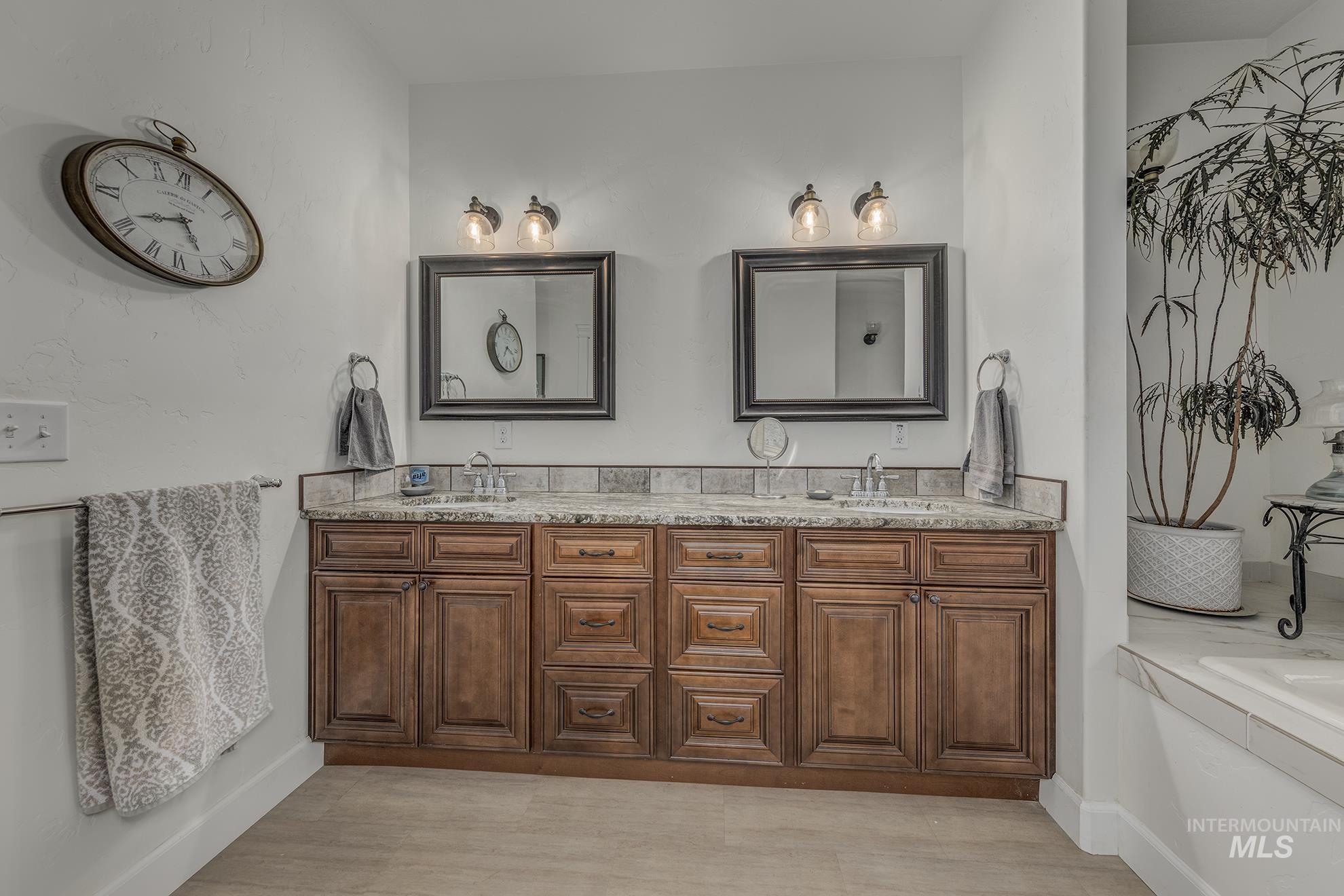 5631 Sunset Road Fruitland, ID 83619 - Photo 22 of 50 Full bath featuring double vanity and a bath