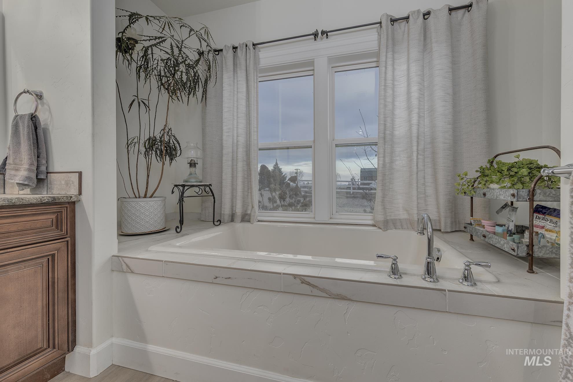 5631 Sunset Road Fruitland, ID 83619 - Photo 24 of 50 Full bathroom featuring a bath and vanity