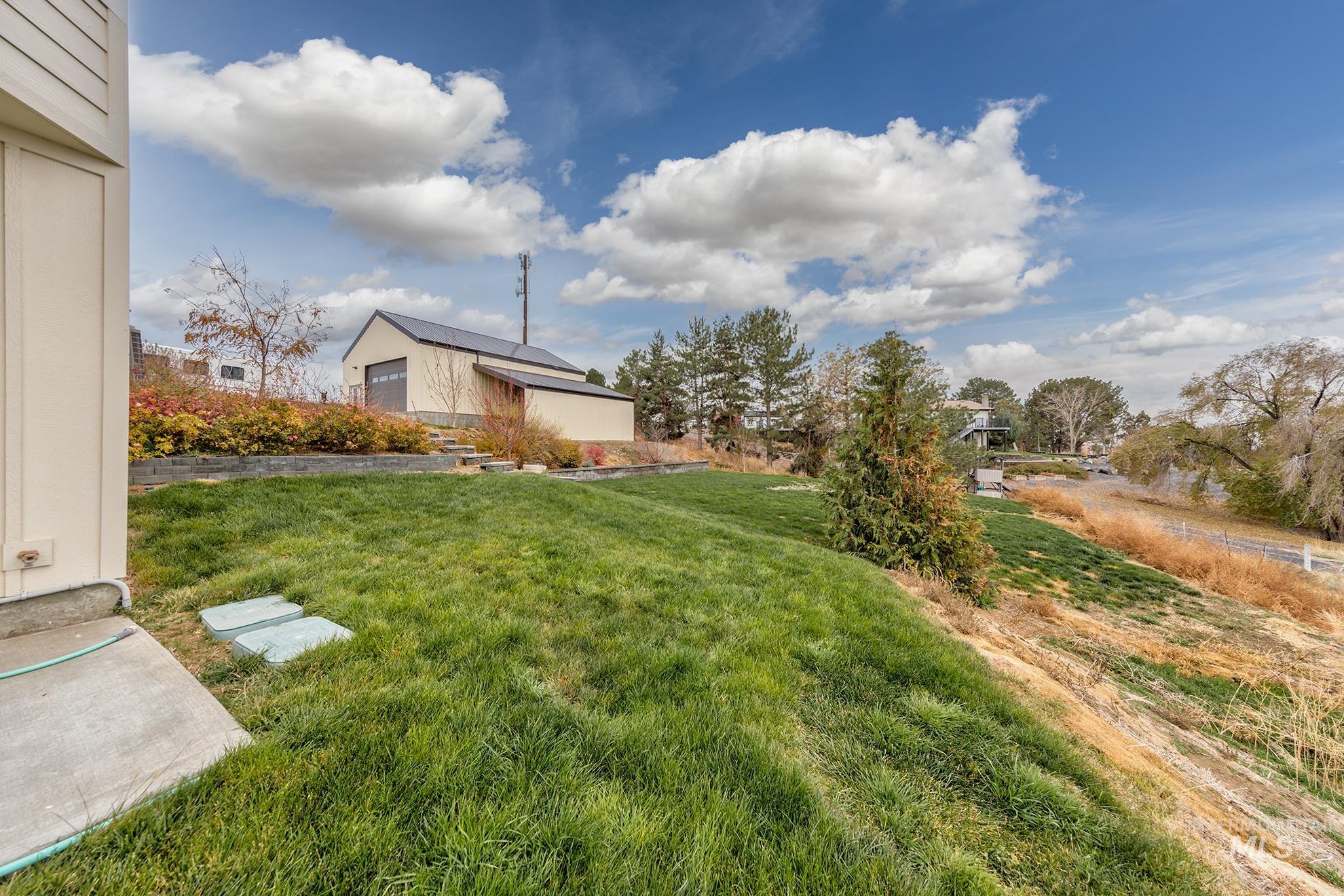 5631 Sunset Road Fruitland, ID 83619 - Photo 46 of 50 View of green lawn