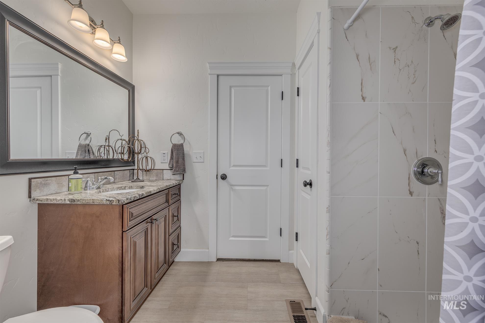 5631 Sunset Road Fruitland, ID 83619 - Photo 50 of 50 Full bathroom with vanity and a tile shower