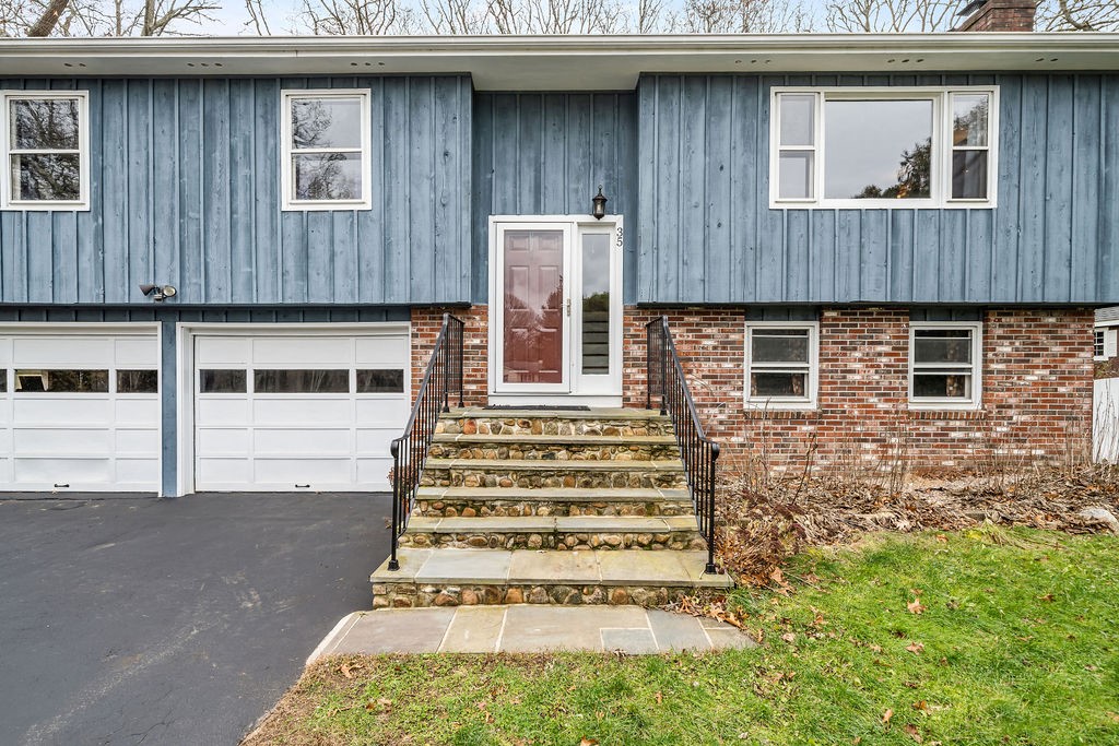 35 Robin Hollow Lane Westerly, RI 02891 - Photo 3 of 31