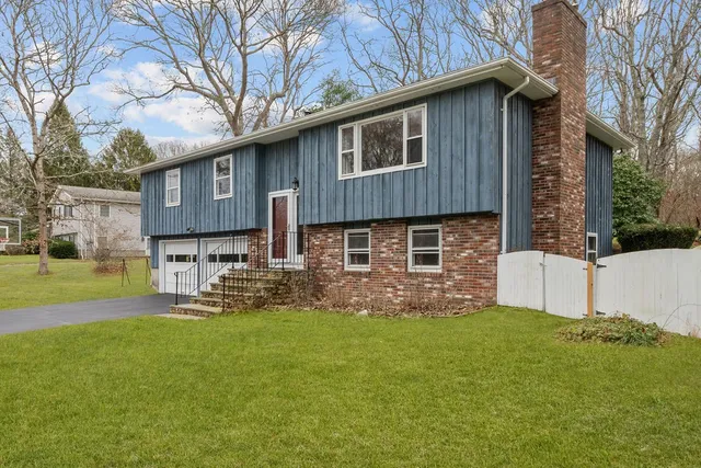 $550,000 | 35 Robin Hollow Lane, Westerly, RI 02891