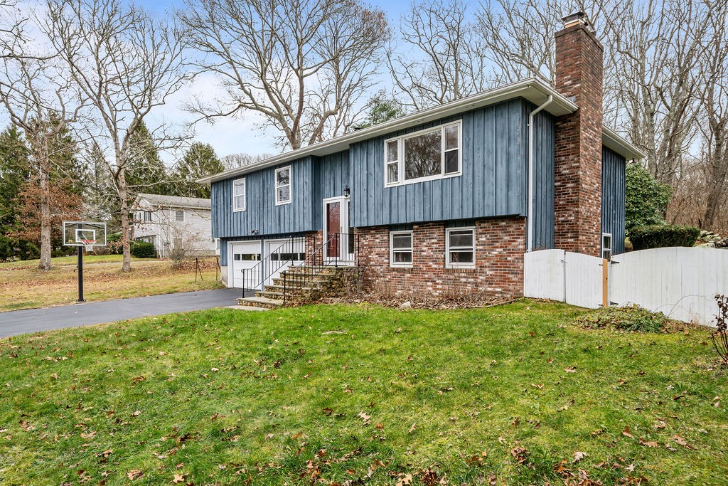 35 Robin Hollow Lane Westerly, RI 02891 - Photo 4 of 31