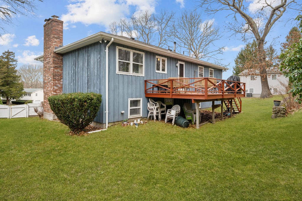 35 Robin Hollow Lane Westerly, RI 02891 - Photo 5 of 31