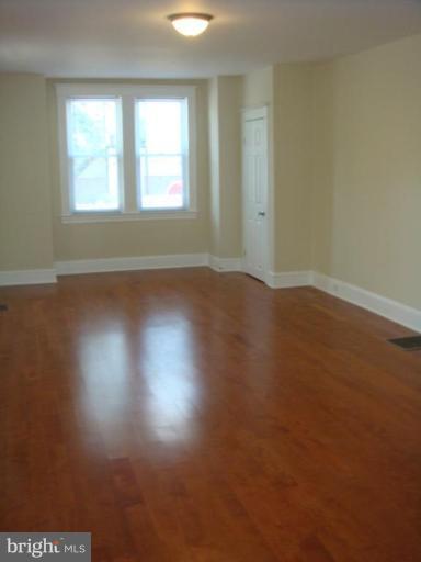 621 Aldershot Road Baltimore, MD 21229 - Photo 4 of 20 Living Room