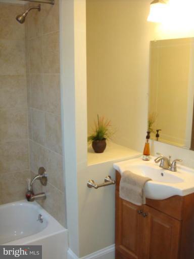 621 Aldershot Road Baltimore, MD 21229 - Photo 8 of 20 Master Bath