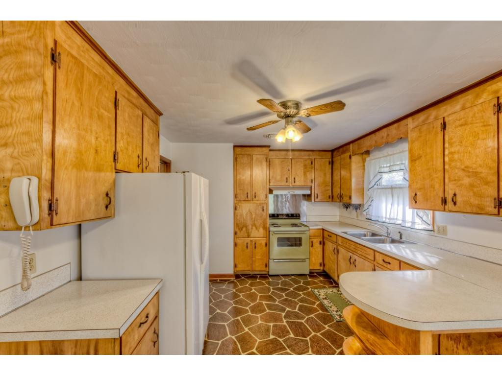 411 Meadow View Road Bristol, TN 37620 - Photo 8 of 24 Photo 8