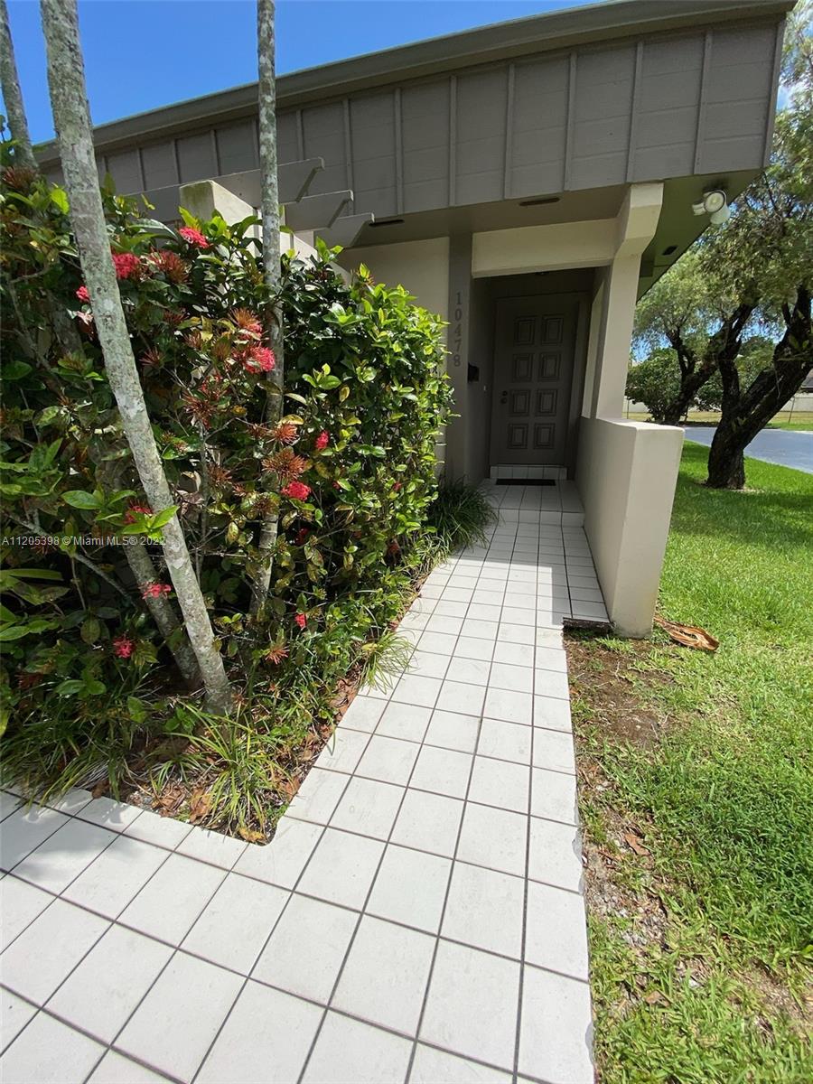 10478 Southwest 75th Lane Miami, FL 33173 - Photo 3 of 45 a view of a garage