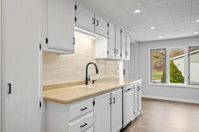 $649,900 | 132 Fontana Avenue, Fontana, WI 53125