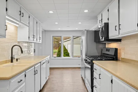 $649,900 | 132 Fontana Avenue, Fontana, WI 53125