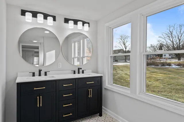 $649,900 | 132 Fontana Avenue, Fontana, WI 53125