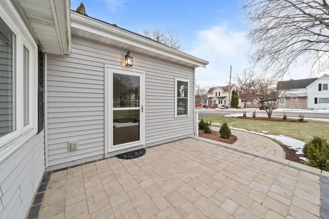 $649,900 | 132 Fontana Avenue, Fontana, WI 53125