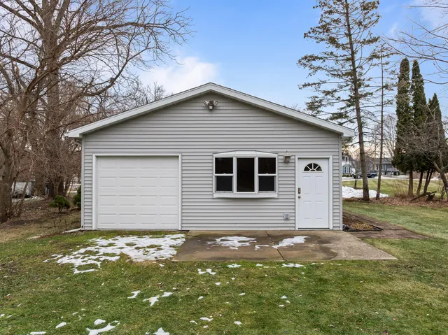 $649,900 | 132 Fontana Avenue, Fontana, WI 53125