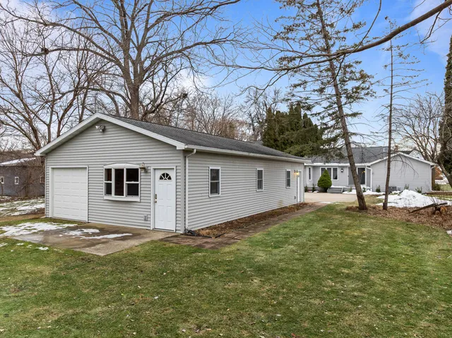 $649,900 | 132 Fontana Avenue, Fontana, WI 53125