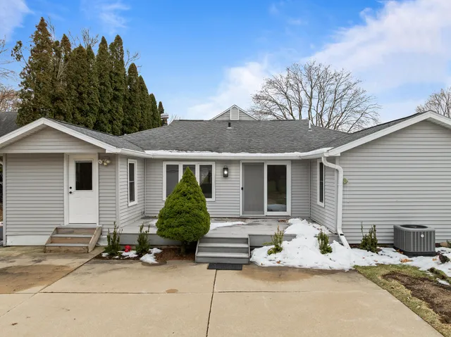 $649,900 | 132 Fontana Avenue, Fontana, WI 53125