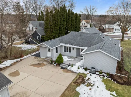 $649,900 | 132 Fontana Avenue, Fontana, WI 53125