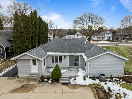 $649,900 | 132 Fontana Avenue, Fontana, WI 53125