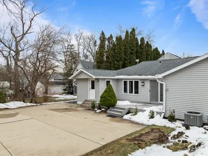 $649,900 | 132 Fontana Avenue, Fontana, WI 53125