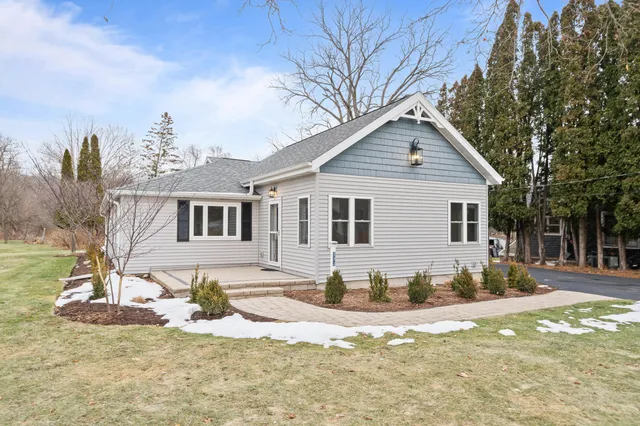 $649,900 | 132 Fontana Avenue, Fontana, WI 53125