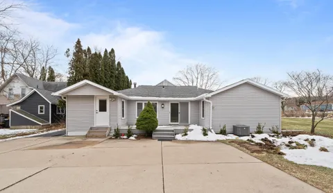 $649,900 | 132 Fontana Avenue, Fontana, WI 53125