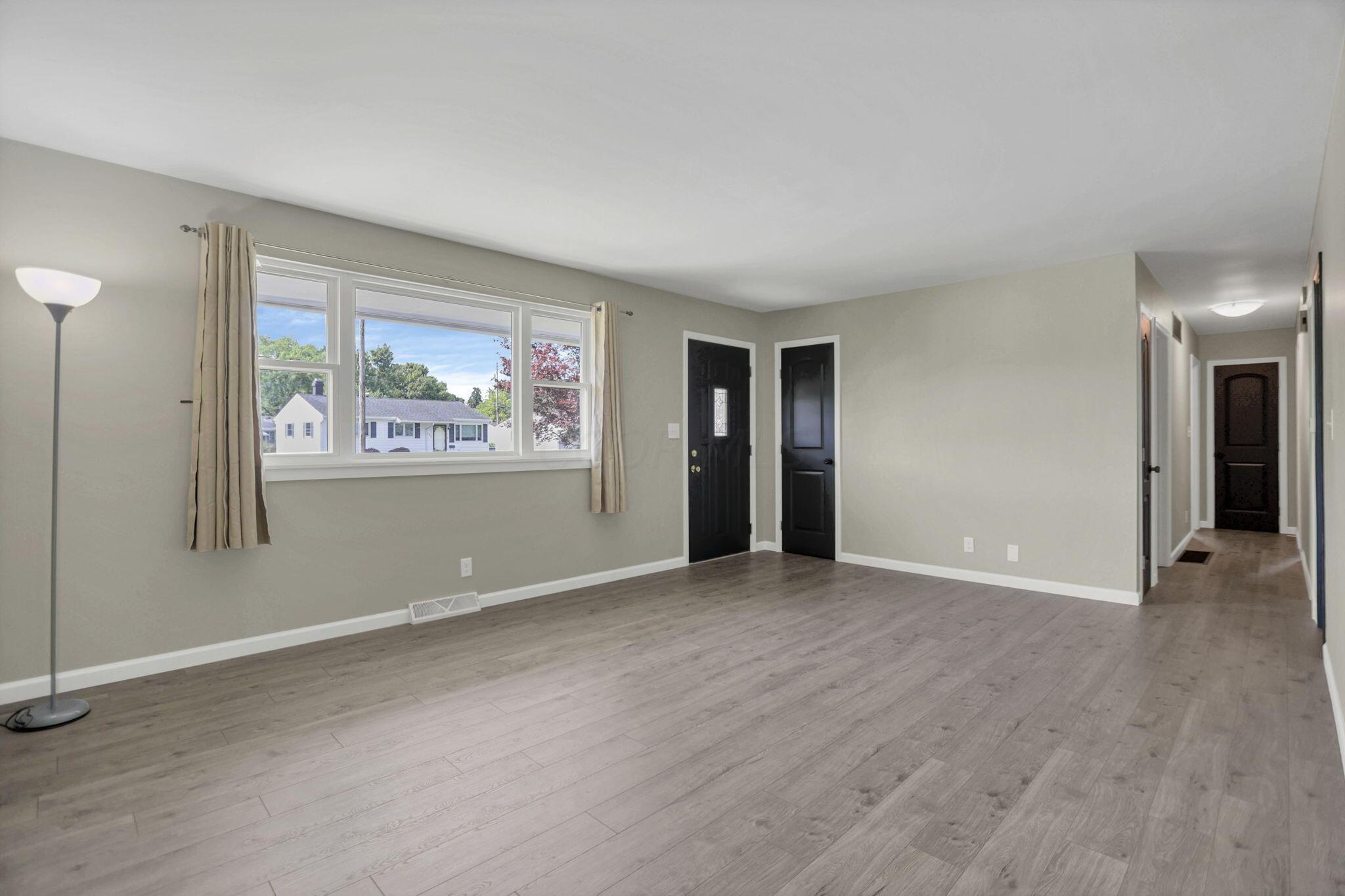 193 Fieldpoint Road Heath, OH 43056 - Photo 3 of 29 Living Room