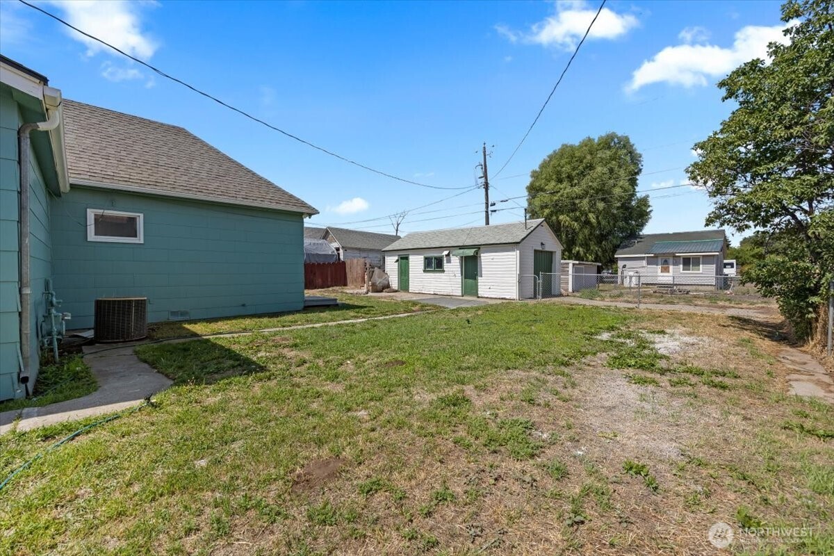 106 West Birch Avenue Ritzville, WA 99169 - Photo 13 of 15 a front view of a house with garden