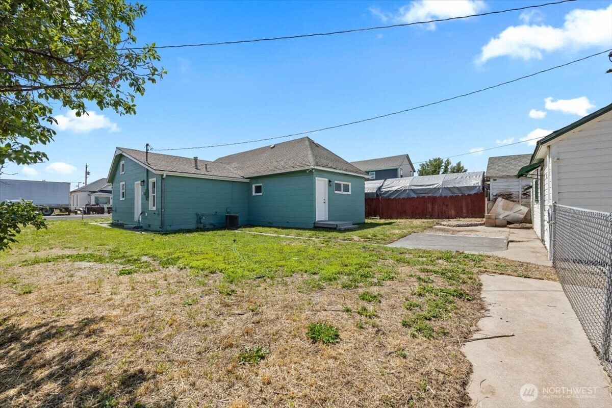 106 West Birch Avenue Ritzville, WA 99169 - Photo 15 of 17 a house view with a backyard space