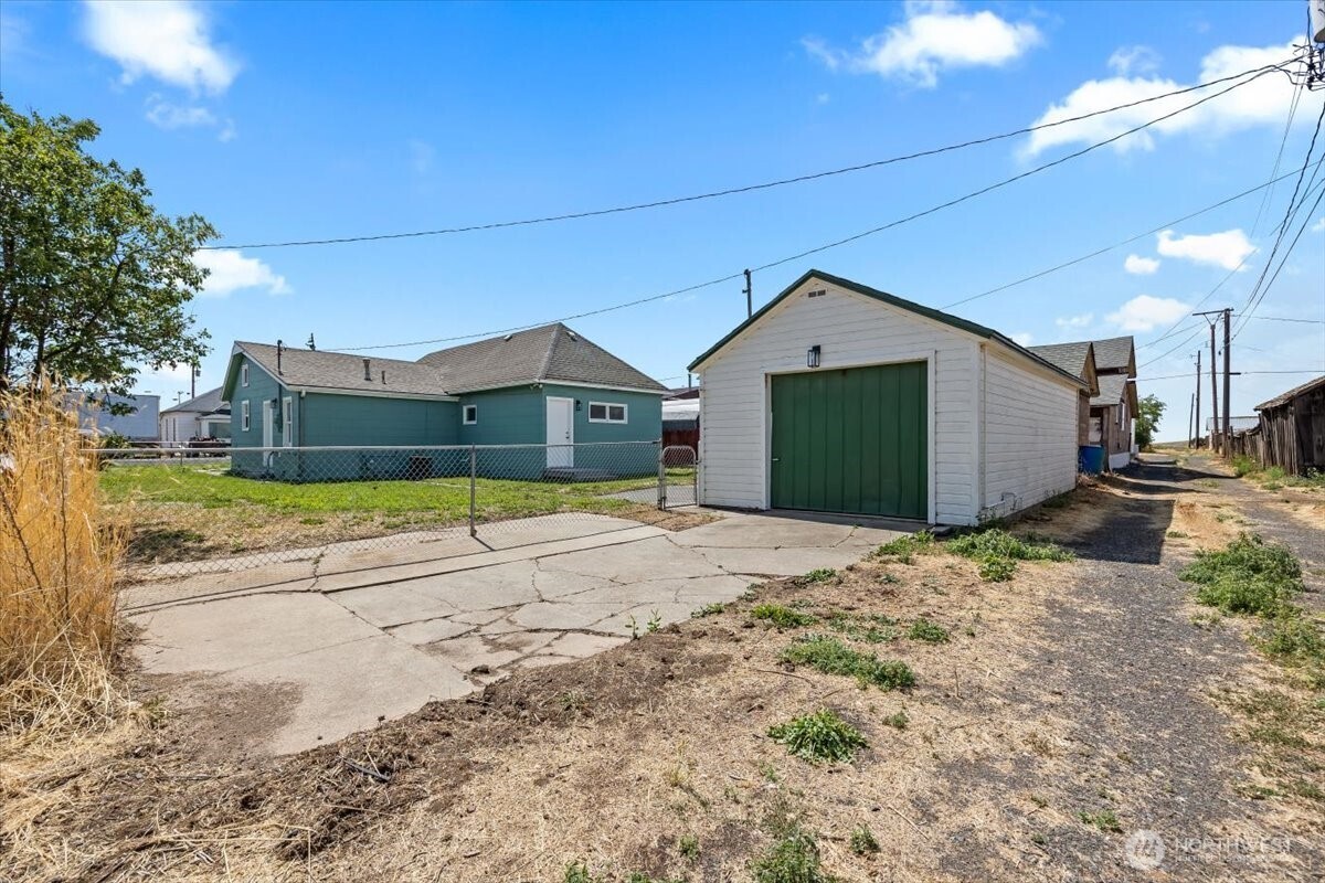 106 West Birch Avenue Ritzville, WA 99169 - Photo 16 of 17 a view of a house with a yard and garage