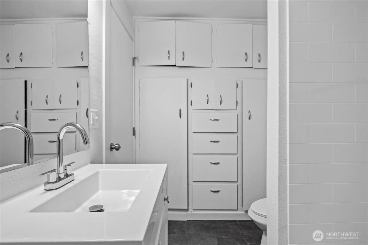106 West Birch Avenue Ritzville, WA 99169 - Photo 10 of 15 a bathroom with cabinets