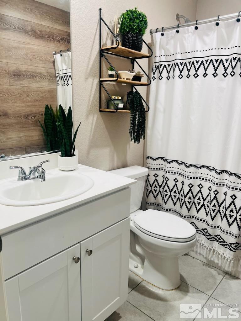 8908 Quail Falls Drive Reno, NV 89506 - Photo 7 of 17 a bathroom with a sink toilet and shower