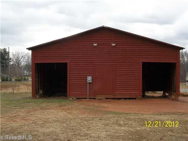 333 Mountain View Road King, NC 27021 - Photo 5 of 16 Workshop.
