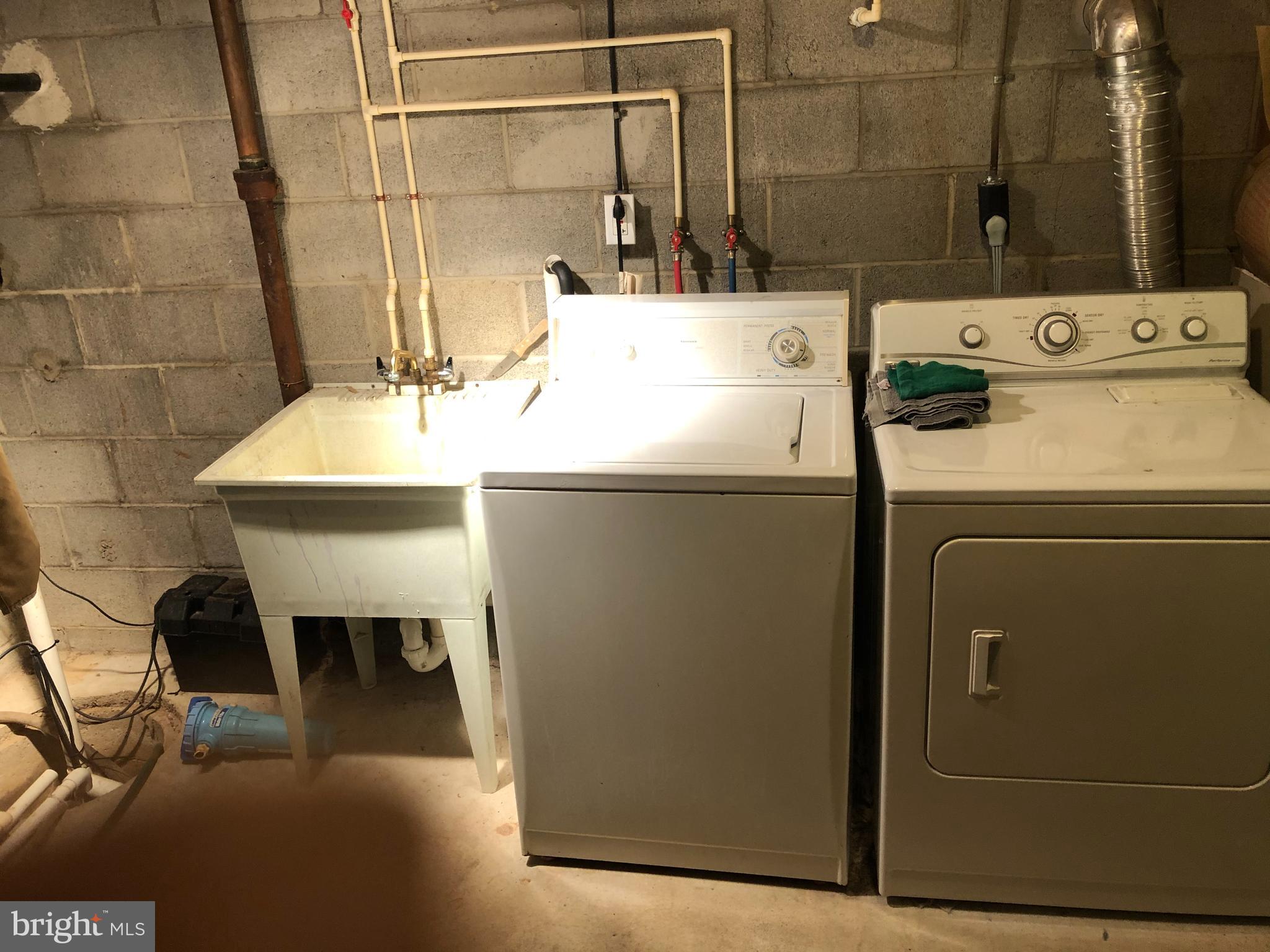 1628 Colony Road Pasadena, MD 21122 - Photo 18 of 29 Utility sink and laundry.